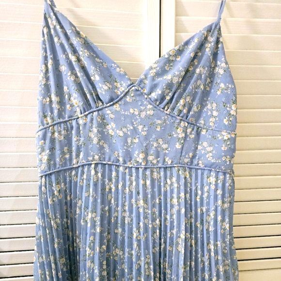 Lulus Darling Favorite Light Blue Floral Sleeveless Pleated Midi Dress S… - Picture 8 of 13